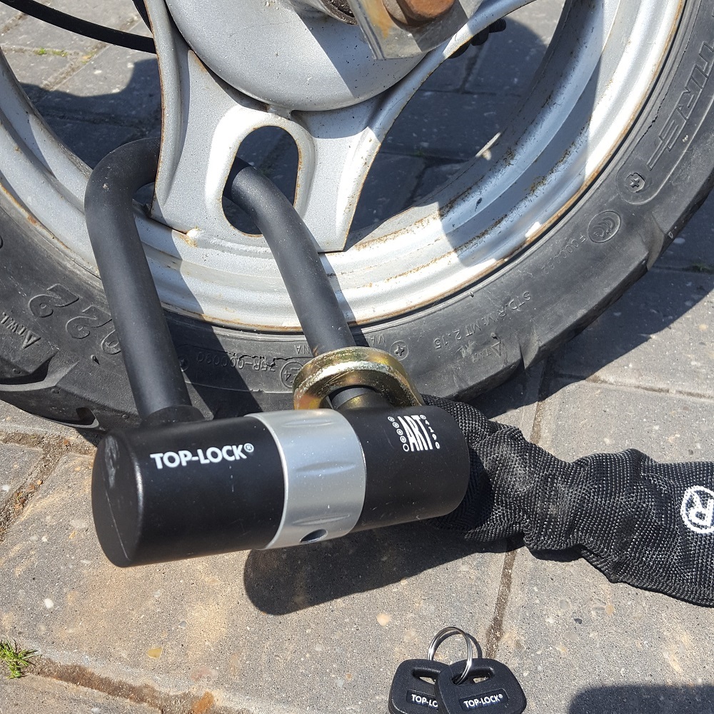 Geelachtig Evalueerbaar Vertolking Welk kettingslot heb ik nodig voor mijn scooter? | Maxxsloten.nl